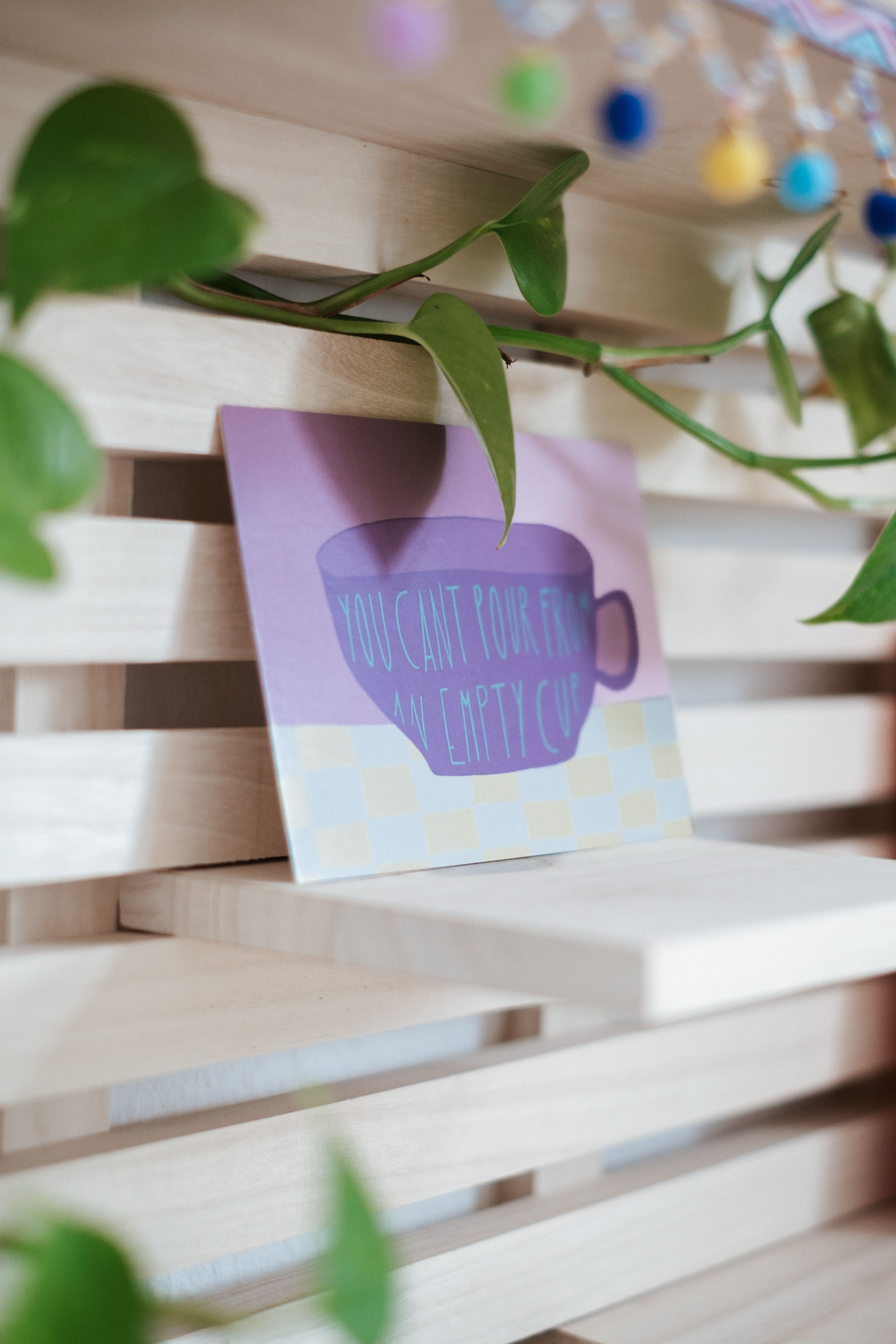 Eine leere Tasse auf einem Holztisch als Symbol für Offenheit und Neuanfang.