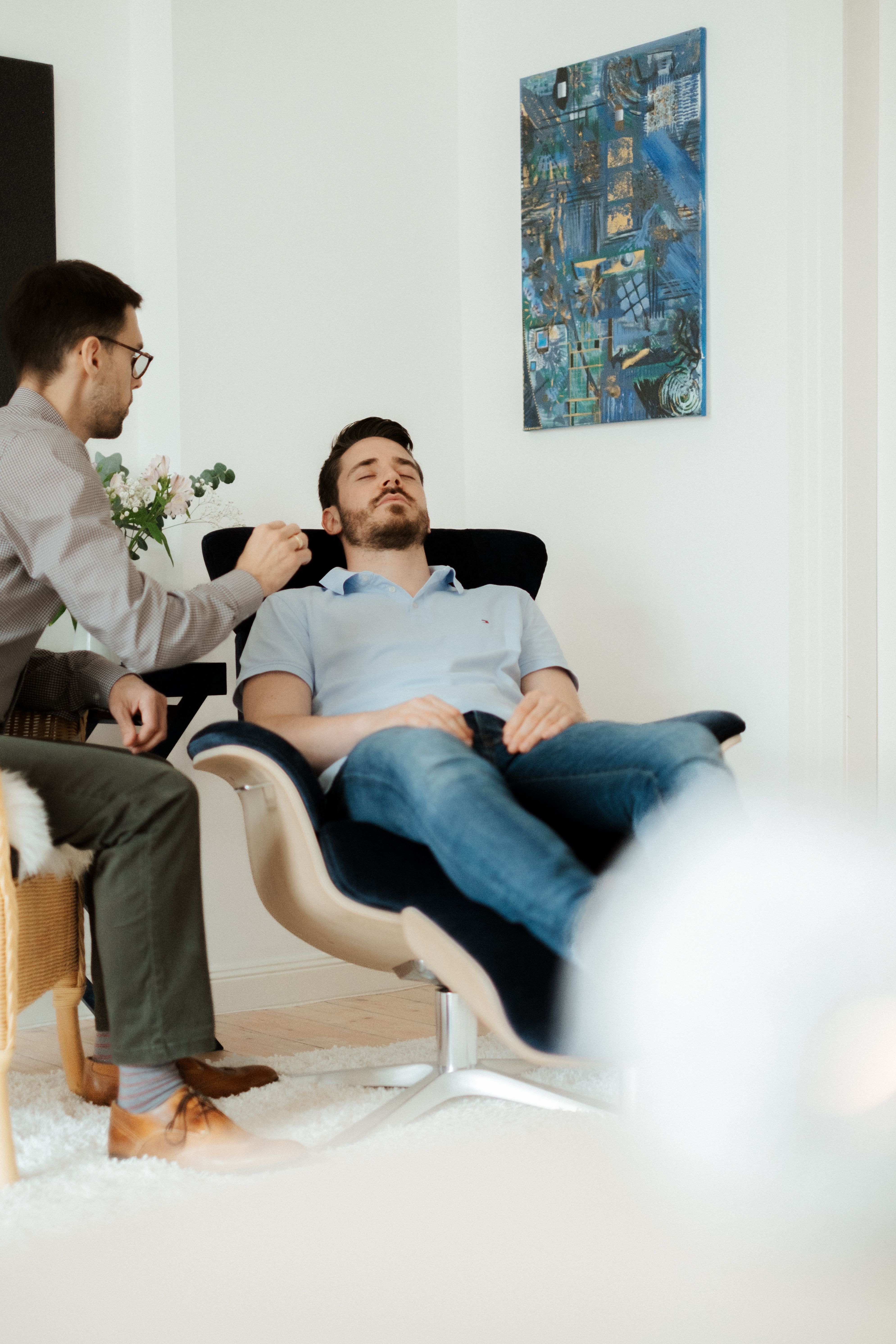 Ein Mann in entspannter Haltung, der die transformative Kraft der Hypnose symbolisiert.