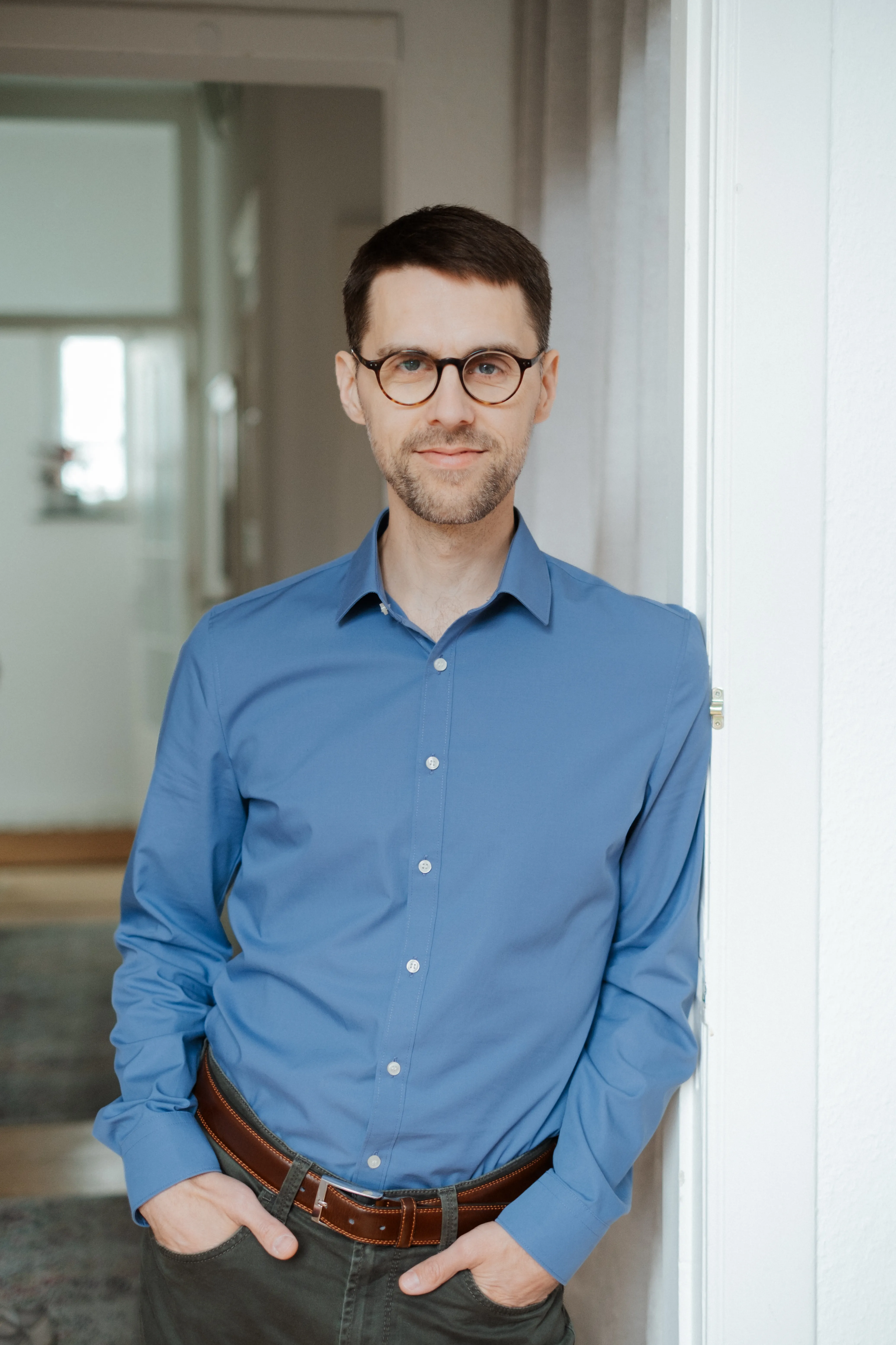 Porträtfoto von Lasse Schwarten, Coach für Hypnose und Persönlichkeitsentwicklung