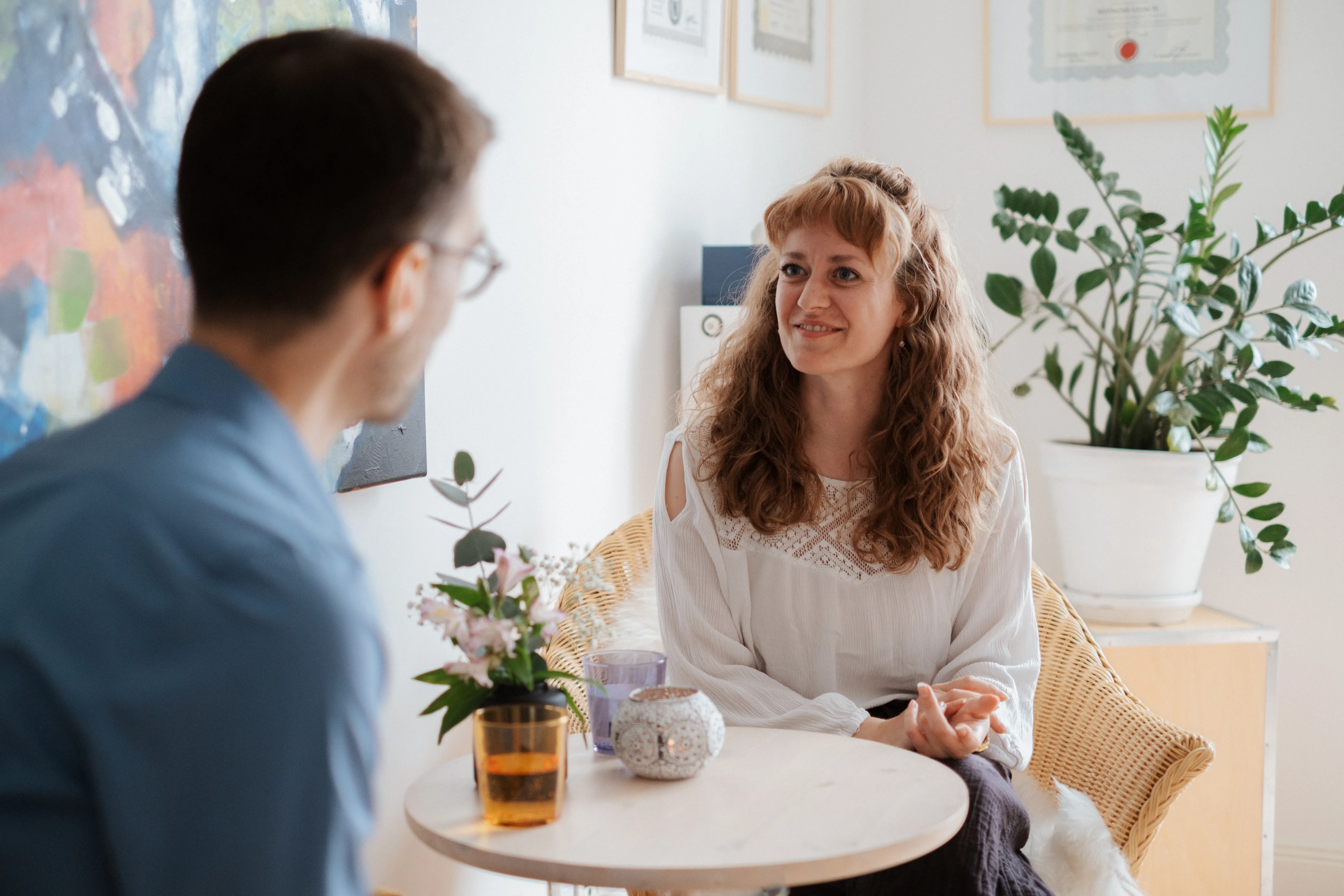 Zwei Personen im Gespräch